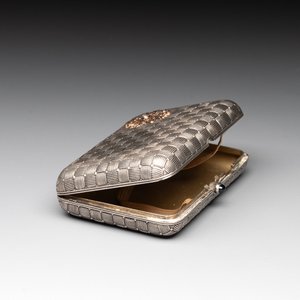 A rare Russian Fabergé bejewelled gold and silver cigarette presentation case, marked Mikhail Perkhin (1860-1903) — photo 3