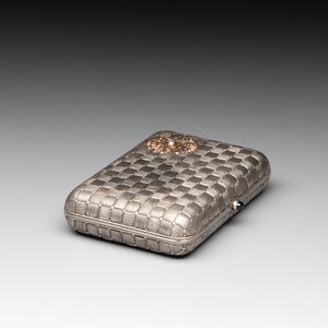 A rare Russian Fabergé bejewelled gold and silver cigarette presentation case, marked Mikhail Perkhin (1860-1903) — photo 4