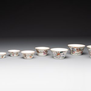 A rare set of eight Chinese famille rose 'Sanxing' nesting bowls, Tongzhi mark and of the period — 照片 1