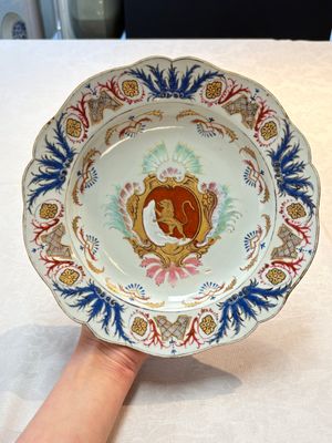 A rare set of four Chinese famille rose armorial dishes with the arms of Orry for the French market, Yongzheng, ca. 1730 — photo 5