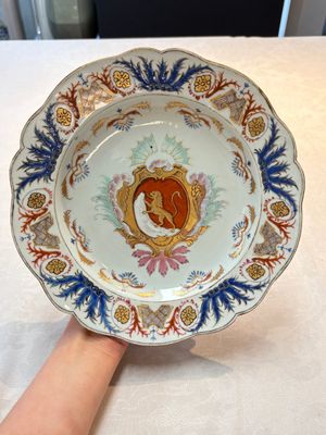A rare set of four Chinese famille rose armorial dishes with the arms of Orry for the French market, Yongzheng, ca. 1730 — photo 8