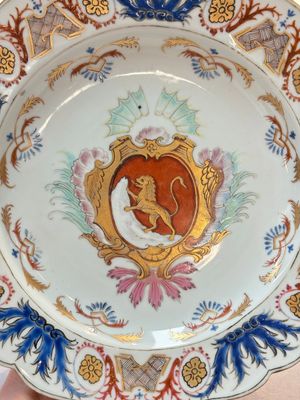 A rare set of four Chinese famille rose armorial dishes with the arms of Orry for the French market, Yongzheng, ca. 1730 — photo 9