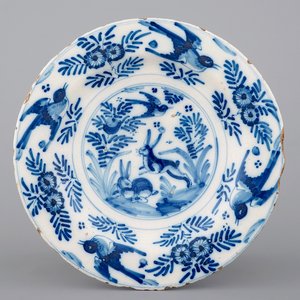 A rare Spanish blue and white dish with birds and hares, Talavera, 17th C. — photo 1