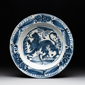 A rare Spanish blue and white pottery 'lion' dish from the 'mariposas' series, Puente del Arzobispo, Toledo, 16th C. — photo 1