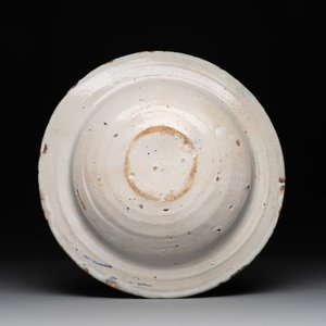 A rare Spanish blue and white pottery 'lion' dish from the 'mariposas' series, Puente del Arzobispo, Toledo, 16th C. — photo 2