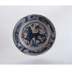 A rare Spanish blue and white pottery 'lion' dish from the 'mariposas' series, Puente del Arzobispo, Toledo, 16th C. — photo 5