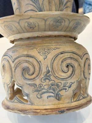 A rare Vietnamese or Annamese reticulated blue and white lotus vessel, 15/16th C. — photo 13