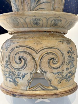 A rare Vietnamese or Annamese reticulated blue and white lotus vessel, 15/16th C. — photo 14