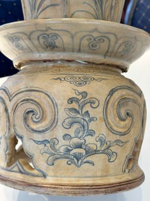 A rare Vietnamese or Annamese reticulated blue and white lotus vessel, 15/16th C. — photo 15