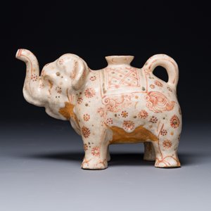 A rare Vietnamese polychrome painted stoneware elephant shaped jug, Lê dynasty, 16th C. — photo 2