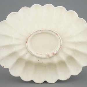 A rare white Delft oval gadrooned dish, 17th C. — 照片 2