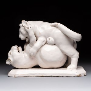 A rare white-glazed Delftware group of two fighting felines, early 18th C. — foto 1