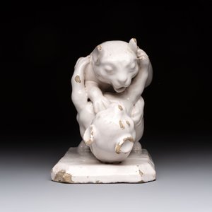 A rare white-glazed Delftware group of two fighting felines, early 18th C. — foto 2