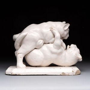 A rare white-glazed Delftware group of two fighting felines, early 18th C. — foto 3