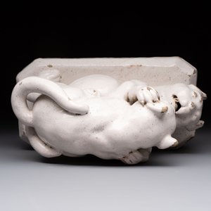 A rare white-glazed Delftware group of two fighting felines, early 18th C. — foto 5