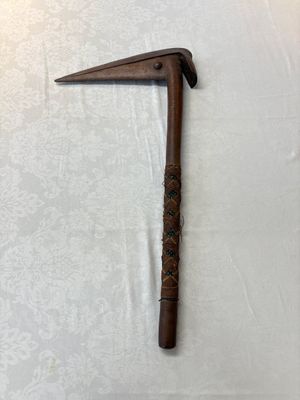 A rare wooden 'Porowa Ra Maru' or 'bird-head' club, Kanak peoples, New Caledonia, 19th C. — photo 1