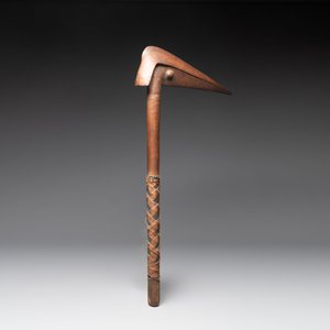 A rare wooden 'Porowa Ra Maru' or 'bird-head' club, Kanak peoples, New Caledonia, 19th C. — photo 2