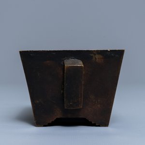 A rectangular Chinese bronze censer, Qianlong mark, 19th C. — 照片 3