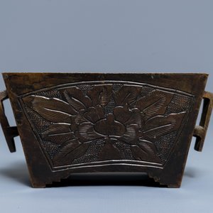 A rectangular Chinese bronze censer, Qianlong mark, 19th C. — 照片 4