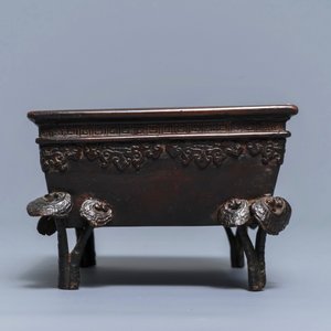 A rectangular Chinese bronze incense burner with lingzhi, 17/18th C. — 照片 3