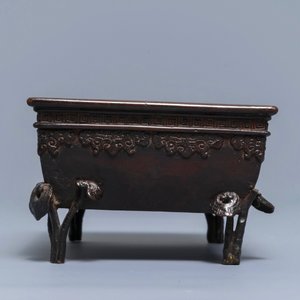 A rectangular Chinese bronze incense burner with lingzhi, 17/18th C. — 照片 5