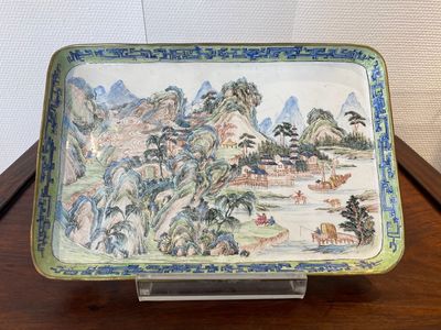A rectangular Chinese Canton enamel 'mountain landscape' tray, Yongzheng — 照片 1