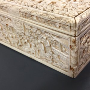 A rectangular Chinese carved ivory casket, Canton, 19th C. — photo 11