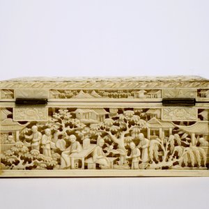 A rectangular Chinese carved ivory casket, Canton, 19th C. — photo 5
