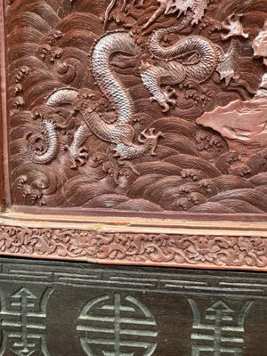 A rectangular Chinese carved red lacquer 'dragon' table screen, later wooden stand, Qianlong — photo 13