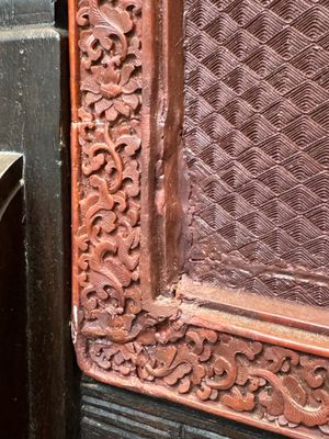 A rectangular Chinese carved red lacquer 'dragon' table screen, later wooden stand, Qianlong — photo 24