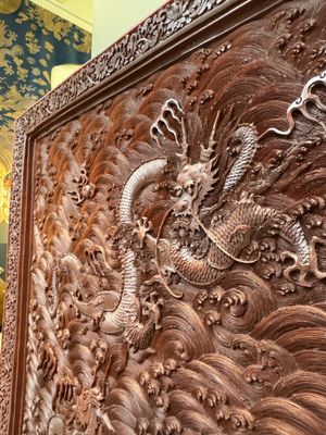 A rectangular Chinese carved red lacquer 'dragon' table screen, later wooden stand, Qianlong — photo 4