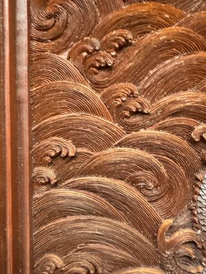 A rectangular Chinese carved red lacquer 'dragon' table screen, later wooden stand, Qianlong — photo 6