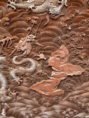 A rectangular Chinese carved red lacquer 'dragon' table screen, later wooden stand, Qianlong — photo 7