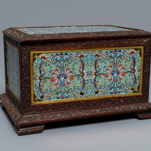 A rectangular Chinese cloisonné and wood box, 19th C. — 照片 1