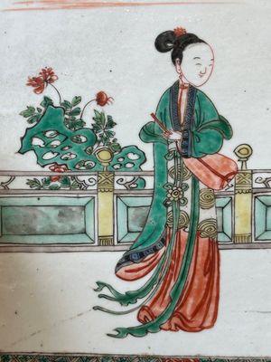 A rectangular Chinese famille verte plaque in a wooden faux bamboo frame, Kangxi — 照片 3