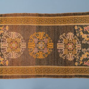 A rectangular Chinese hand-knotted wool carpet, 19/20th C. — photo 2