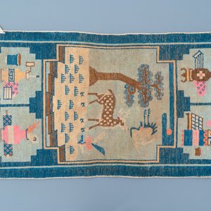 A rectangular Chinese hand-knotted wool carpet with a crane and a deer, 19/20th C. — 照片 2