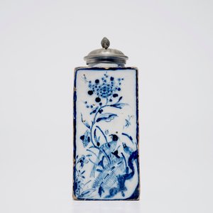 A rectangular Dutch Delft blue and white tea caddy with erotical design, 18th C. — photo 2