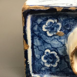 A rectangular Dutch Delft blue and white tea caddy with erotical design, 18th C. — photo 9