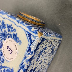 A rectangular Dutch Delft blue and white tea caddy with floral design, late 17th C. — 照片 12