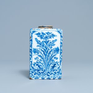 A rectangular Dutch Delft blue and white tea caddy with floral design, late 17th C. — 照片 2