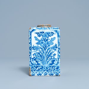 A rectangular Dutch Delft blue and white tea caddy with floral design, late 17th C. — 照片 4