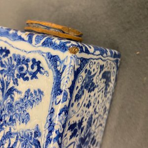 A rectangular Dutch Delft blue and white tea caddy with floral design, late 17th C. — 照片 10