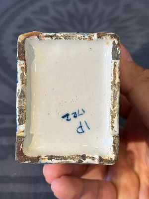 A rectangular Dutch Delft blue and white teacaddy and cover, 18th C. — photo 13