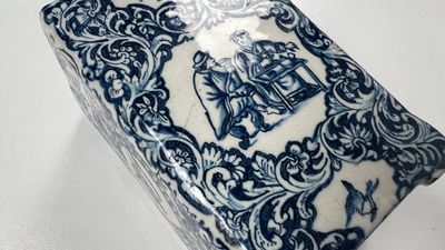 A rectangular Dutch Delft blue and white teacaddy and cover, 18th C. — photo 3