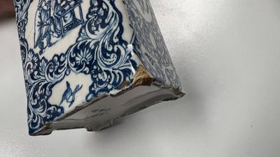 A rectangular Dutch Delft blue and white teacaddy and cover, 18th C. — photo 4