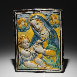 A rectangular relief-decorated Italian maiolica plaque with Virgin and child, Deruta, 17th C. — photo 1
