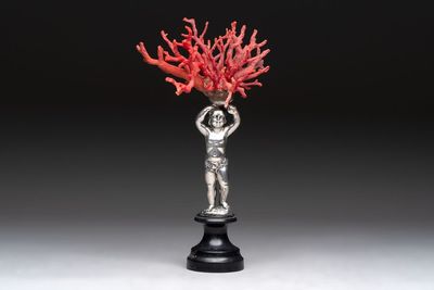 A red coral mounted silver figure, possibly Germany, 19th C. — 照片 1