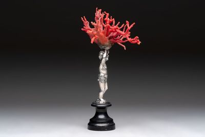 A red coral mounted silver figure, possibly Germany, 19th C. — 照片 4