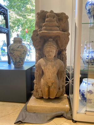 A red sandstone stele of the standing Jain Thirtankara Parshvanatha, India, Pala period, 11th C. — 照片 2